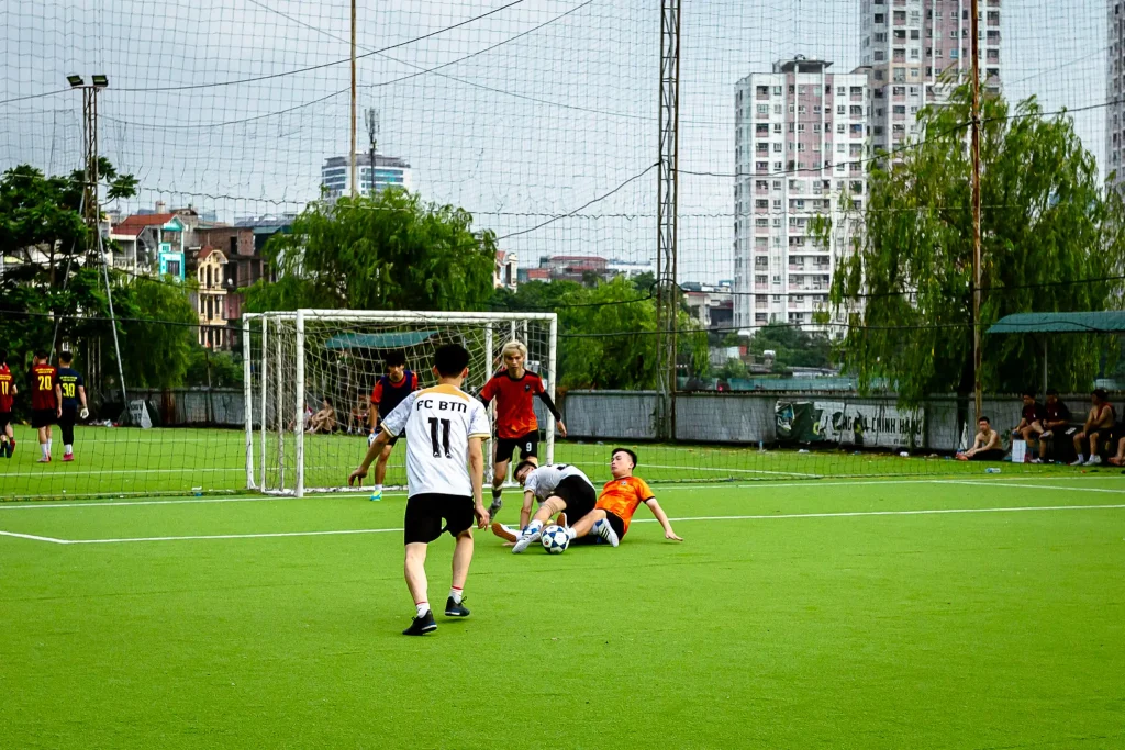 Pha bóng gay cấn trong trận đấu giữa BTN Group và EZ VIZ