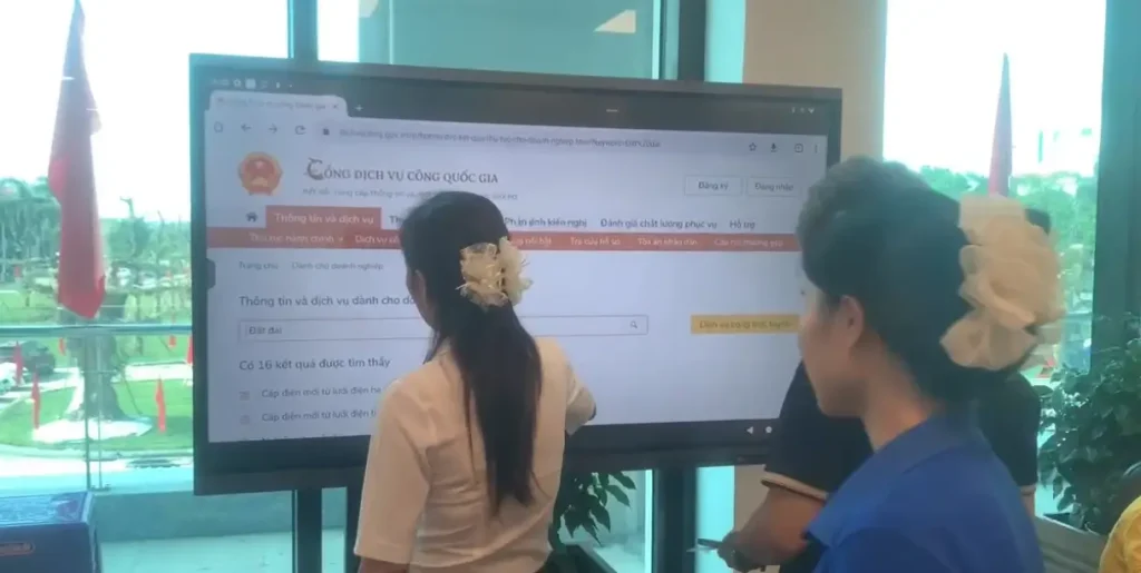 Công dân thực hiện tra cứu dịch vụ công trên màn hình tương tác