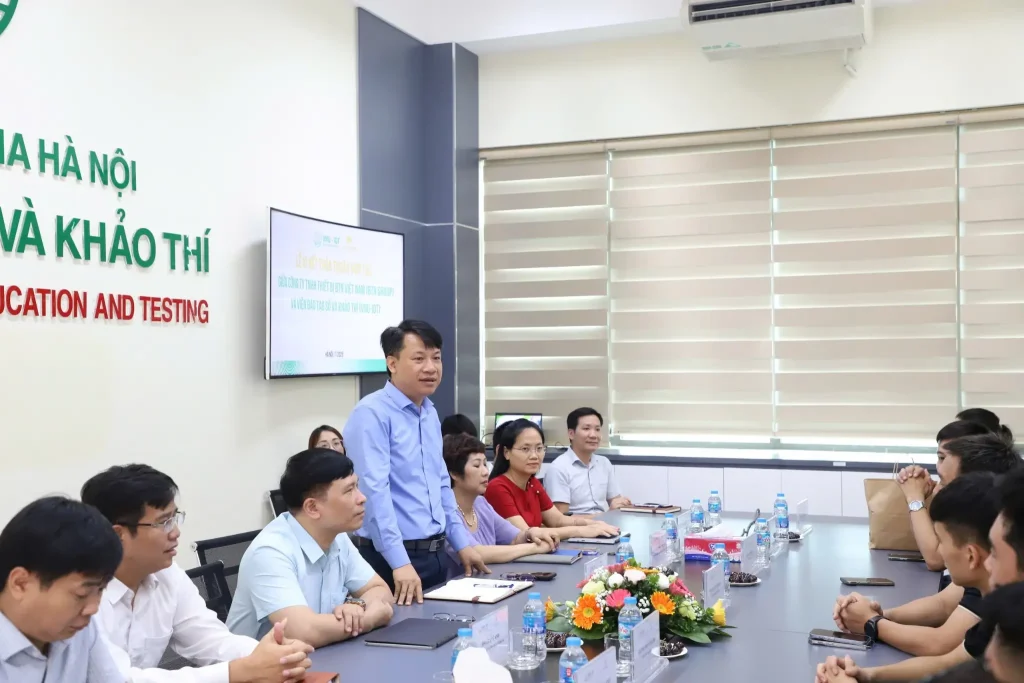 Đại diện Viện Đào tạo Số & Khảo thí – ĐHQGHN phát biểu tại lễ ký kết thỏa thuận hợp tác với BTN Group, hướng tới xây dựng hệ sinh thái giáo dục số toàn diện.


