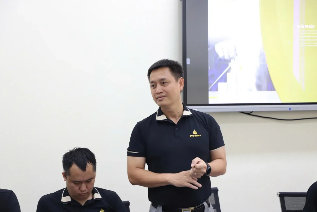 Đại diện BTN Group trình bày giải pháp chuyển đổi số giáo dục tại lễ ký kết hợp tác với Viện Đào tạo Số & Khảo thí – ĐHQGHN, tháng 7/2025