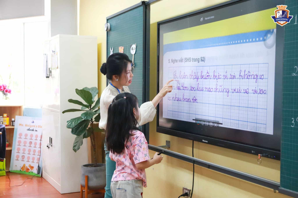 Học sinh và giáo viên trường tiểu học Brendon sử dụng màn hình tương tác thông minh trong lớp học
