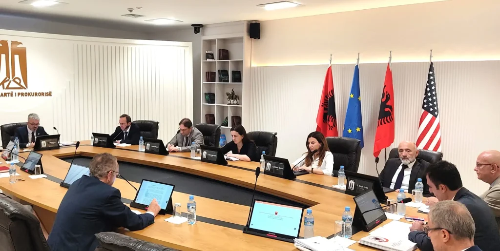 Đại biểu thao tác trên màn hình tương tác thay cho tài liệu giấy