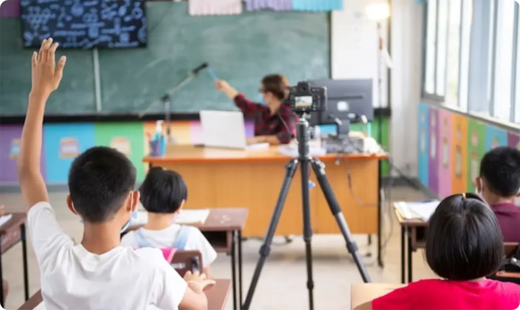 Để tạo video bài giảng chuyên nghiệp, nhà trường thường phải thuê ekip sản xuất chuyên nghiệp – chi phí lớn và khó duy trì lâu dài.