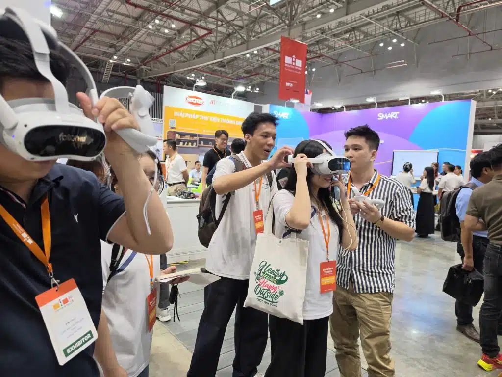 Education Vietnam 2026 – BTN Group mang hệ sinh thái lớp học thông minh đến triển lãm giáo dục hàng đầu Việt Nam 5 Học sinh trải nghiệm kính thực tế ảo VR tại gian hàng của BTN Group