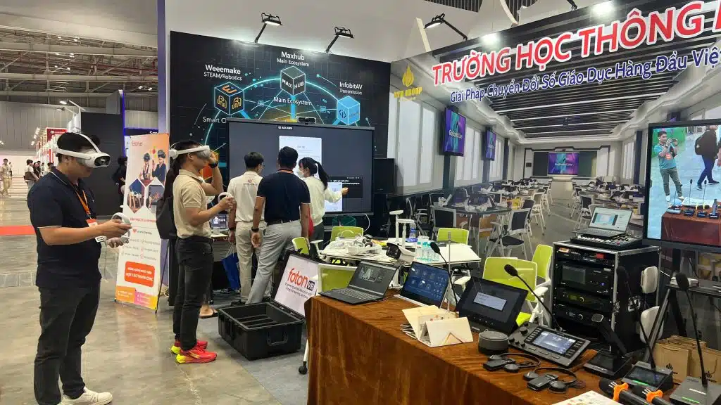 Education Vietnam 2026 – BTN Group mang hệ sinh thái lớp học thông minh đến triển lãm giáo dục hàng đầu Việt Nam 4 Khách hàng trải nghiệm thiết bị công nghệ giáo dục tại gian hàng của BTN Group